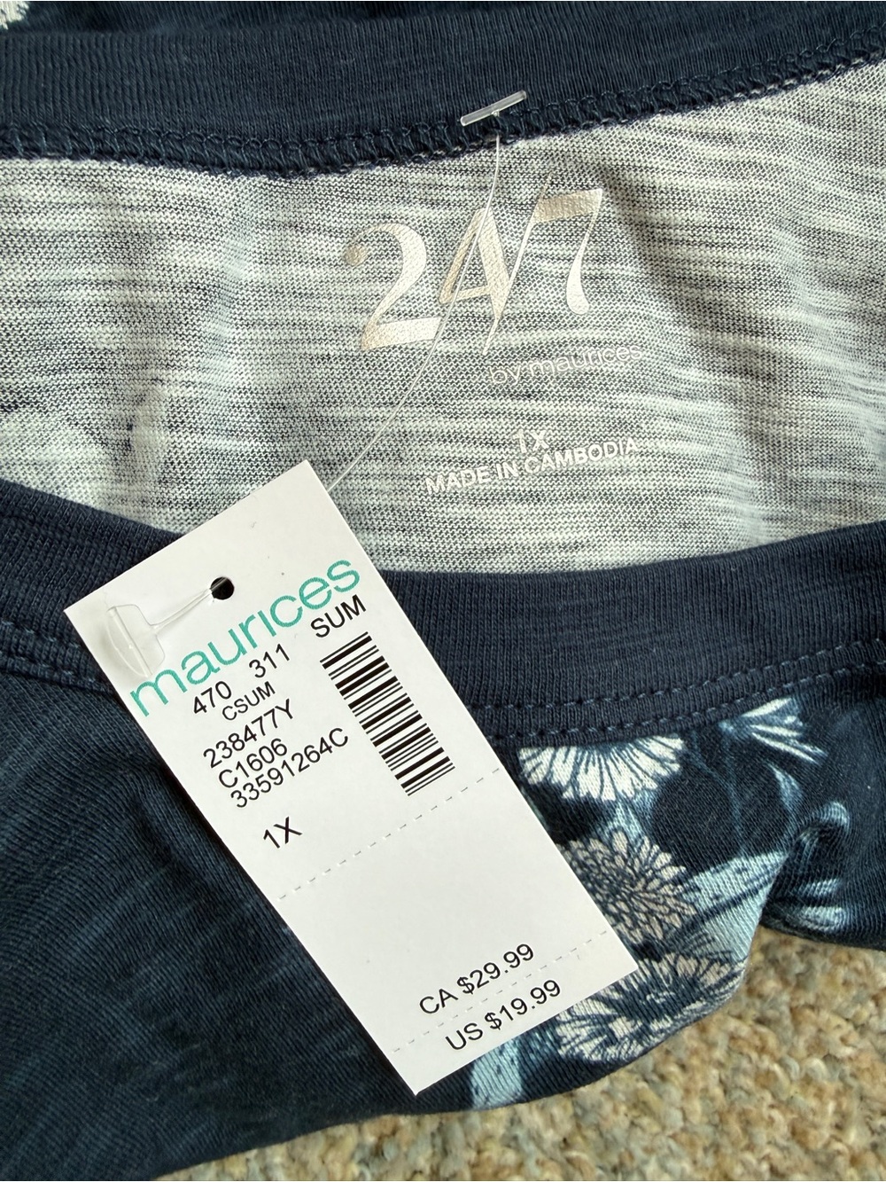 Maurice’s Navy Floral Short Sleeve Tee size 1x - Picture 3 of 3